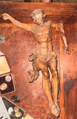 une statue de Jésus sur la croix posée sur une table