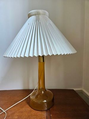 une lampe posée sur une table dans une pièce