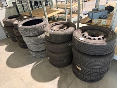 Les pneus sont alignés en rangée dans un entrepôt.