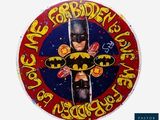 une photo d'un gâteau sur lequel figurent Batman et Batmangirl