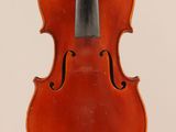 un vieux violon avec un archet accroché à son dos