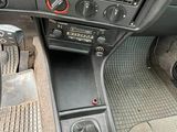le tableau de bord d'une voiture, avec une horloge et d'autres éléments