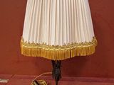 une lampe posée sur le sol à côté d'un mur