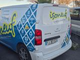 deux camionnettes garées l'une à côté de l'autre dans un parking