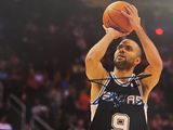un homme qui tire un ballon de basket en l'air