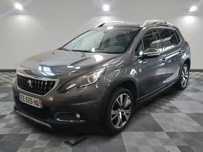 la voiture grise est garée dans le garage sur le sol en damier