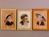 Trois portraits encadrés représentant des personnes âgées sont accrochés au mur.
