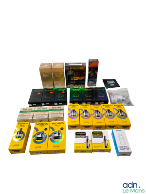 de nombreuses boîtes contenant du matériel électronique posées sur une table