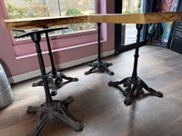 Lot de trois tables de bistrots à épais plateaux en chêne na… (photo 4)