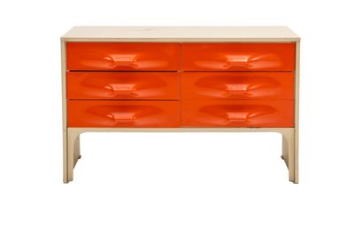 une commode orange à quatre tiroirs et un plateau blanc