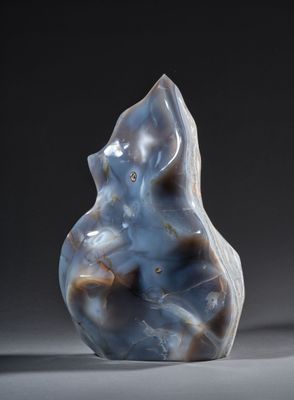 une paire de vases en marbre bleu et blanc posés sur une surface grise