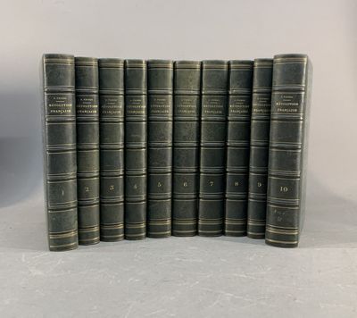 un ensemble de six livres anciens posés sur une surface blanche