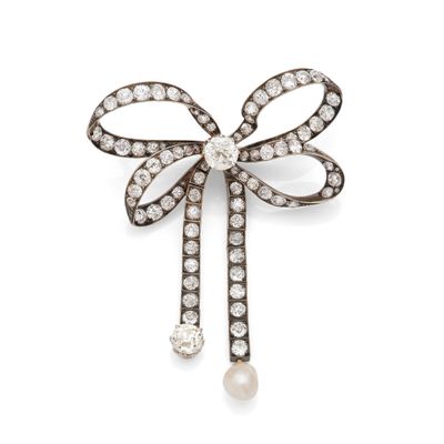 une broche en forme de nœud, ornée de diamants et de perles