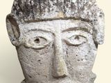 une statue d'un homme avec un chapeau sur la tête