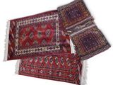 trois tapis aux couleurs et motifs variés
