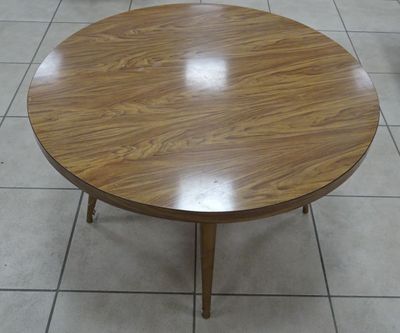 TOLIX. Table basse ronde, piètement métallique mordoré et pl…