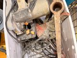 quelqu'un tient dans ses mains une boîte remplie d'outils