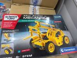 La boîte est remplie de jouets de construction en vente dans le magasin.