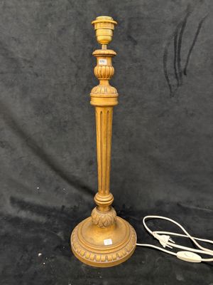 une lampe de table en laiton ancien, surmontée d'un abat-jour blanc