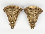 une paire de supports muraux anciens recouverts de feuille d'or
