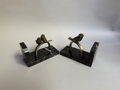 paire de serre-livres Art déco en forme d'oiseaux, sur socles en marbre