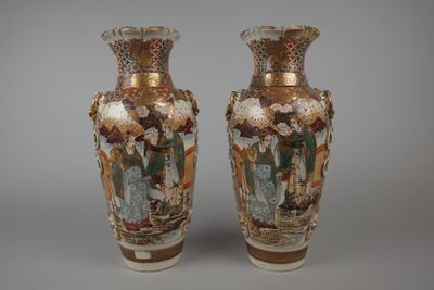 une paire de vases ornés de scènes asiatiques, posés sur une table