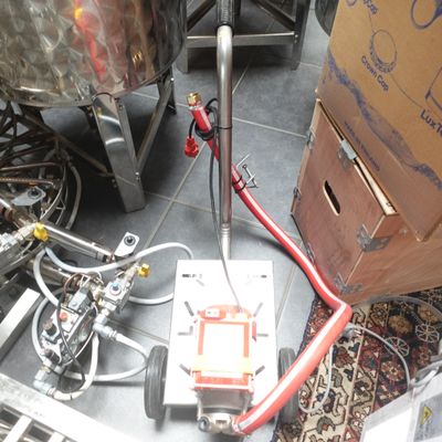une machine posée sur le sol à côté d'une boîte