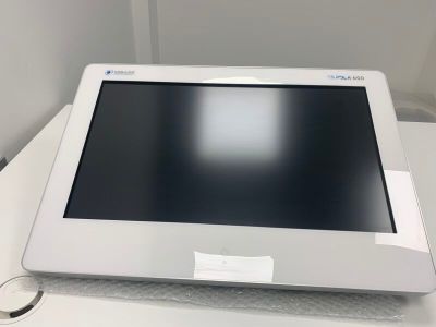 un ordinateur portable posé sur une table blanche