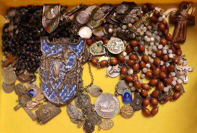 une boîte jaune remplie de nombreux types de bijoux différents