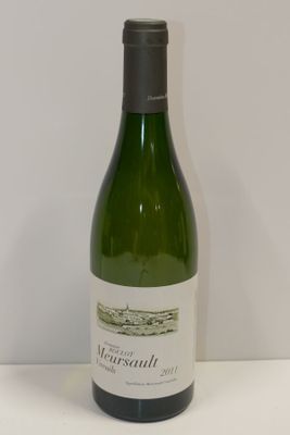une bouteille de vin posée sur une table