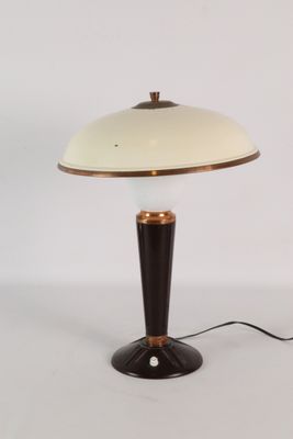 une image d'une lampe de table avec un abat-jour blanc
