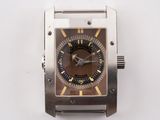 gros plan d'une montre-bracelet sur une surface blanche