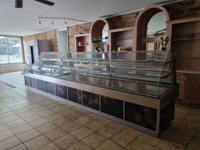 une photo d'un restaurant avec un comptoir et un ventilateur de plafond