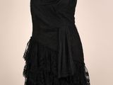 une robe noire sur un mannequin, sur fond blanc