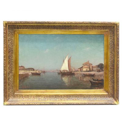 une peinture à l'huile représentant un voilier dans un port, avec des bâtiments en arrière-plan