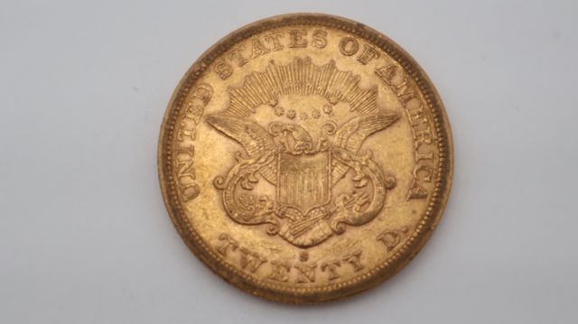 Une pièce de monnaie en or à valeur faciale de vingt dollars USA ...