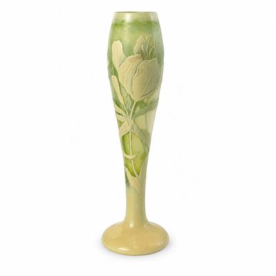 un vase vert orné d'une fleur sur fond blanc