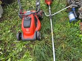 une tondeuse à gazon qui reste dans l'herbe