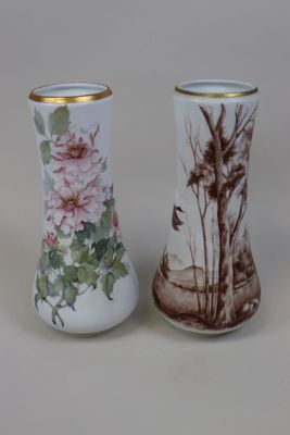 deux vases posés côte à côte sur une table