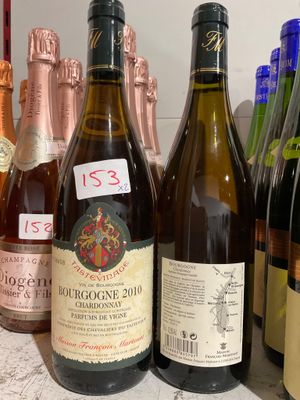 plusieurs bouteilles de vin sont alignées sur un comptoir
