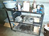 une photo d'une chambre en désordre avec un lavabo et une étagère