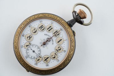 gros plan d'une montre de poche sur une surface blanche