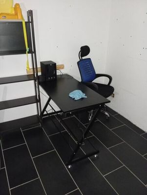 un bureau avec une chaise et un ordinateur dessus