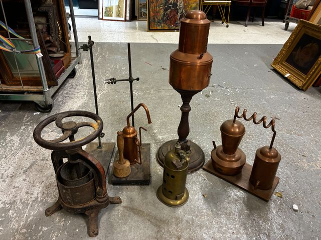 Lot d'instruments de mesure en cuivre, pressoir et divers