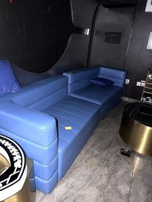 un canapé bleu et une table basse dans une pièce