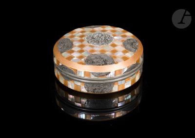une boîte ronde ornée d'un motif à carreaux