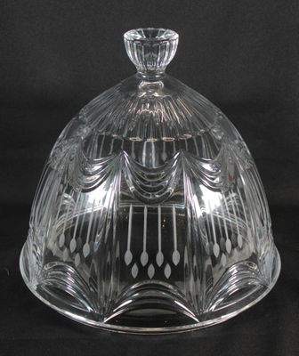 un dôme en verre transparent orné d'un motif décoratif