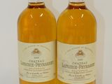 deux bouteilles de vin posées sur une table blanche