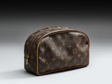 une trousse de toilette Louis Vuitton sur fond gris