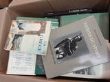 une boîte remplie de livres posés sur le sol